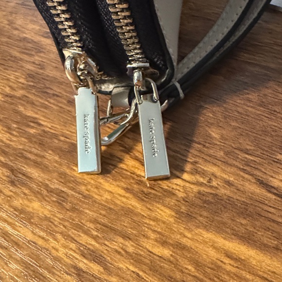 Kate Spade Staci Large
Carryall Beige Black Leather Wristlet K5786 Msrp $239 - Picture 6 of 11